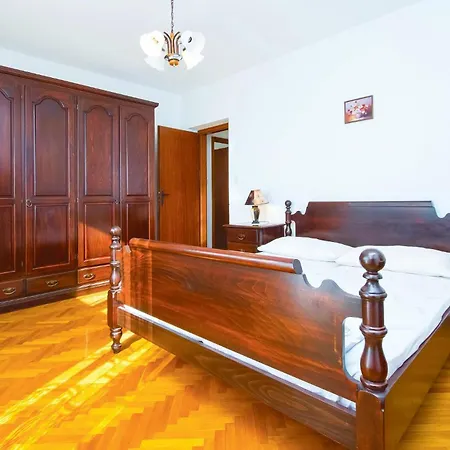 Three-bedroom In Appartement Podstrana