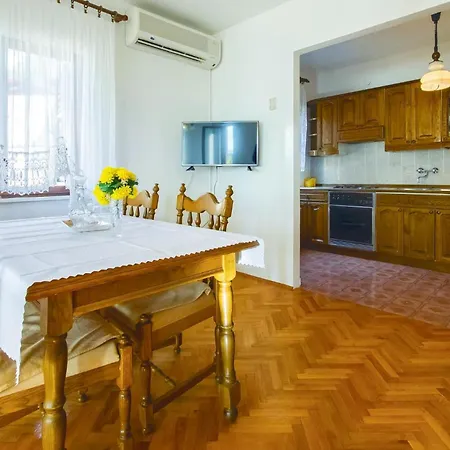 Three-bedroom In Lejlighed *