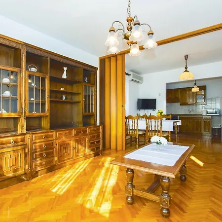 Three-bedroom In Lejlighed