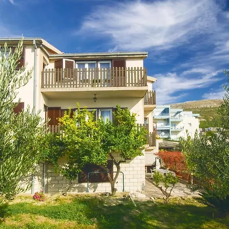 Three-bedroom In Lejlighed *