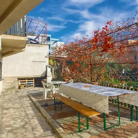 Three-bedroom In Appartement Podstrana
