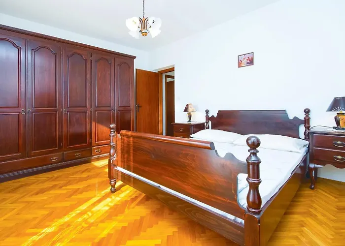 Three-bedroom In Lejlighed Podstrana