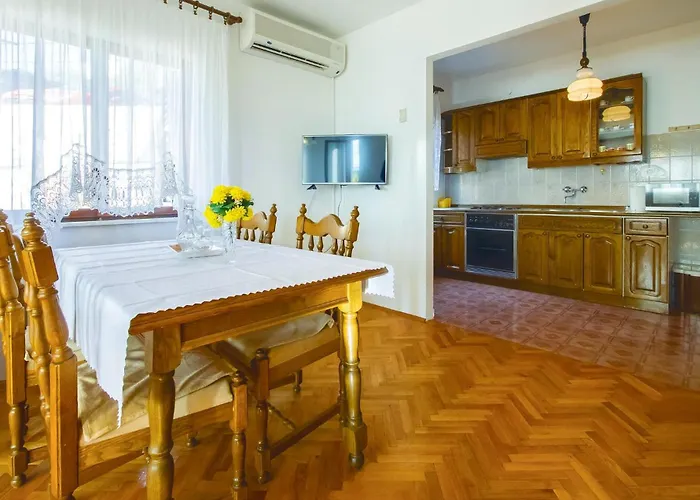 Three-bedroom In Lejlighed *